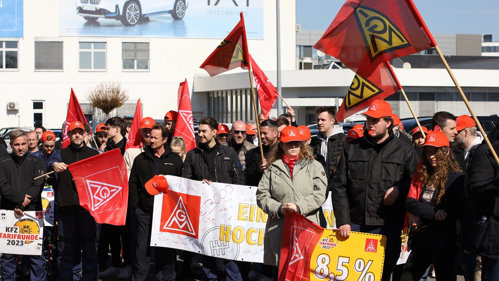 Warnstreik Kfz-Tarifrunde 2023 BMW-Niederlassung Mannheim