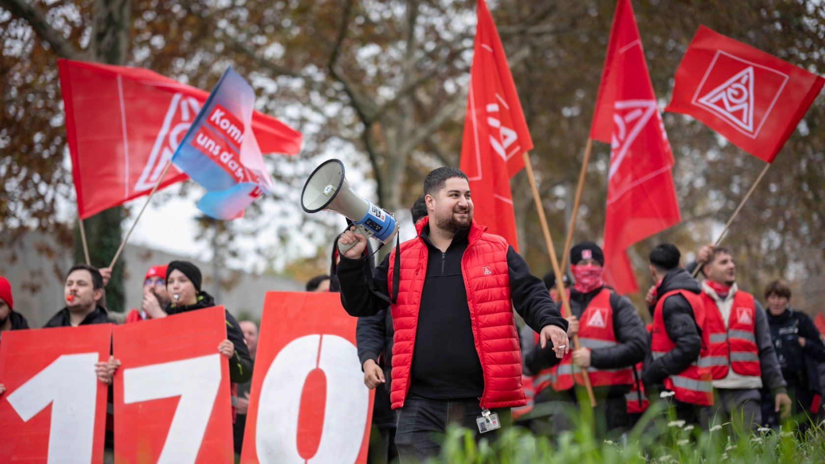 Warnstreik der IG Metall Darmstadt; Demonstrationszug zum Haus der Wirtschaft, Hessen, Arbeitgebervertretung,  07.11.24, Foto: Tim Wegner