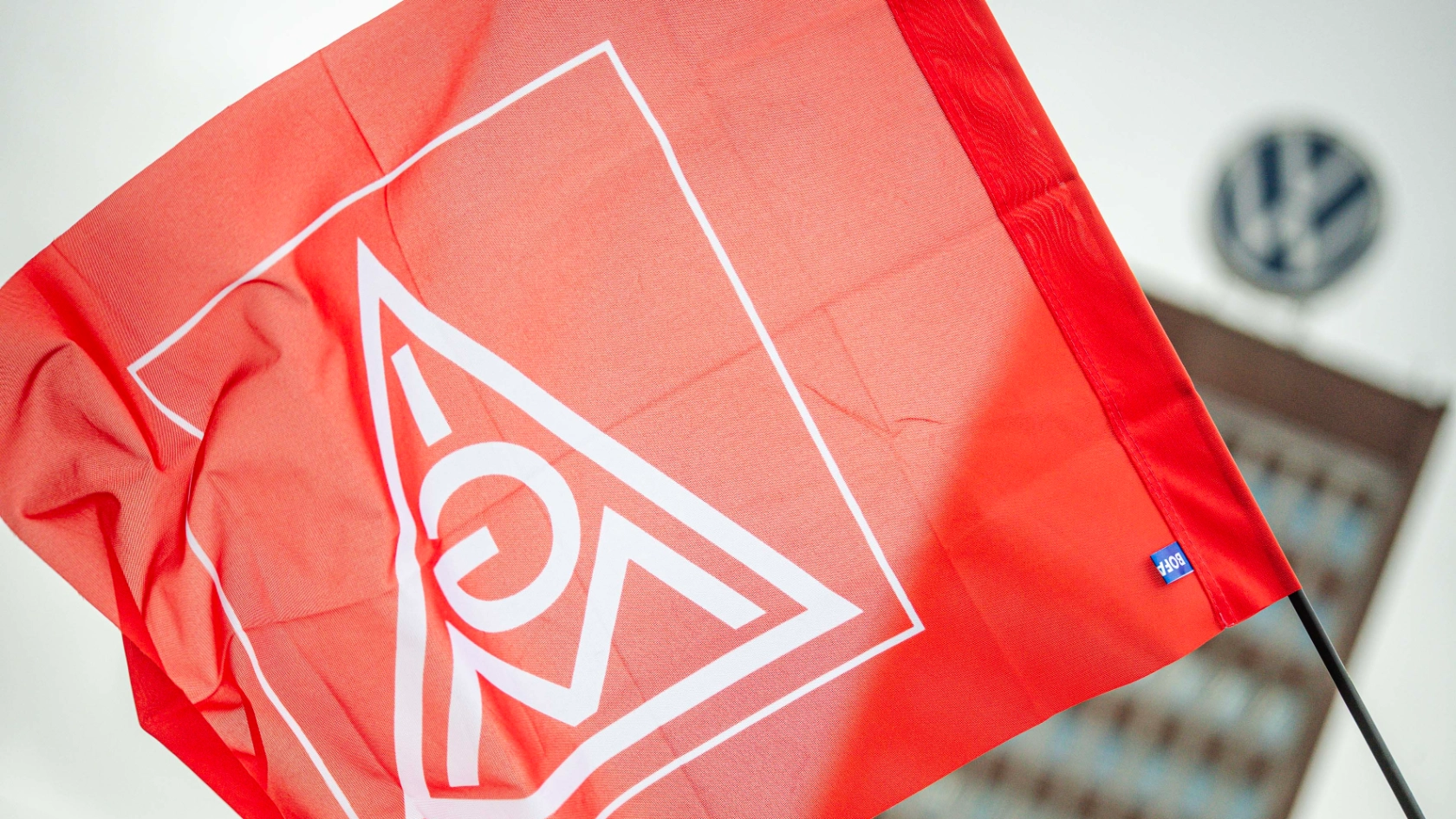 IG Metall-Fahne vor VW-Logo
