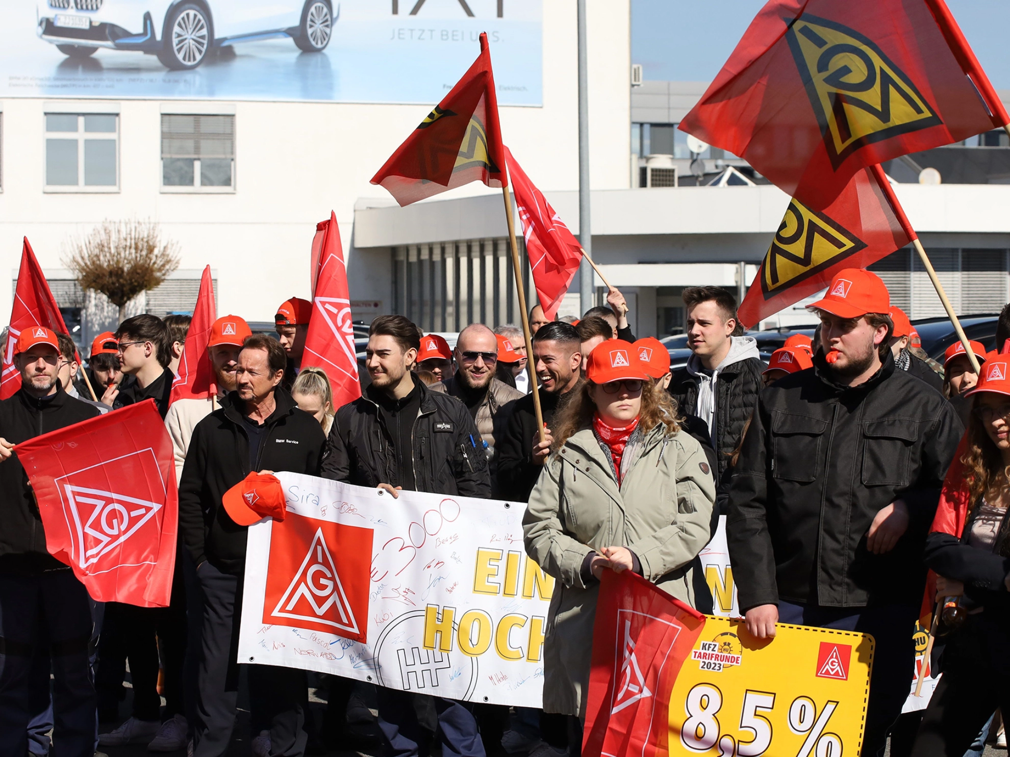 Warnstreik Kfz-Tarifrunde 2023 BMW-Niederlassung Mannheim
