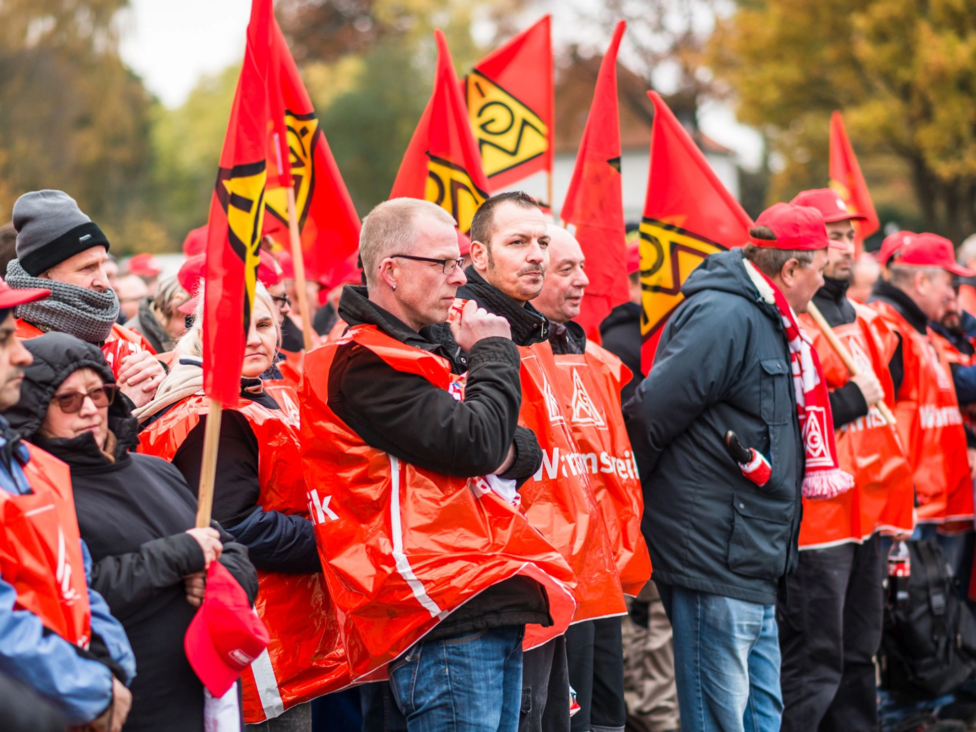 Tarifrunde Holz und Kunststoff: Warnstreik bei Wiemann Oeseder Möbel in Georgsmarienhütte, Niedersachsen