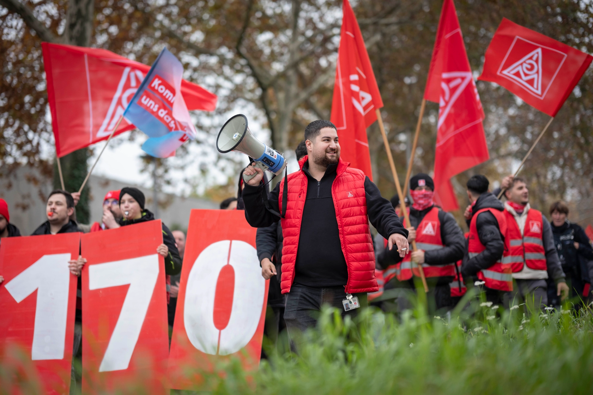 Warnstreik der IG Metall Darmstadt; Demonstrationszug zum Haus der Wirtschaft, Hessen, Arbeitgebervertretung,  07.11.24, Foto: Tim Wegner